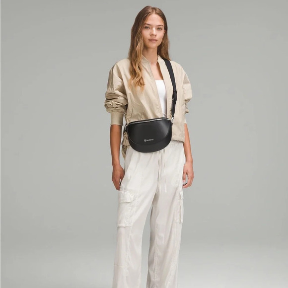 🆕🌵 LAST ONE Lululemon Cactus Material Saddle Crossbody Bag 2L - Black - Picture 3 of 7